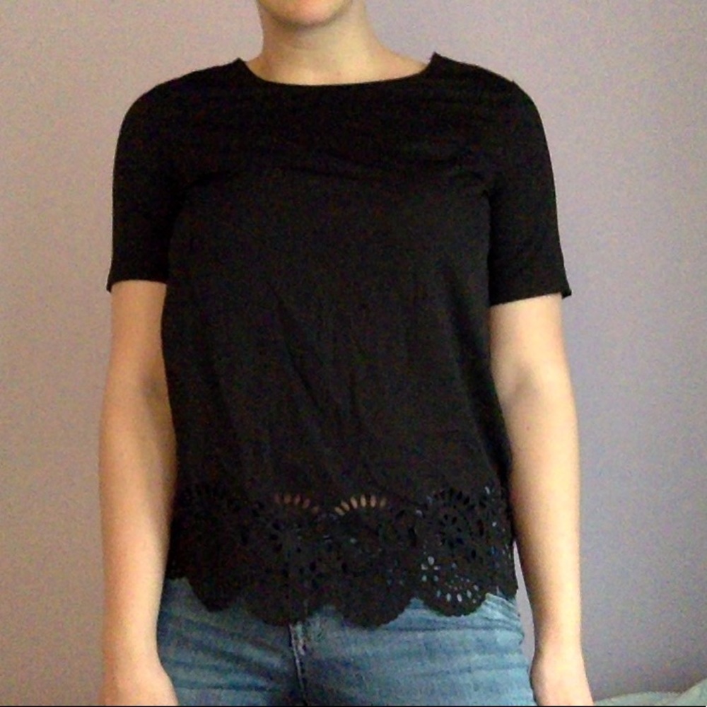 Scalloped key hole black top